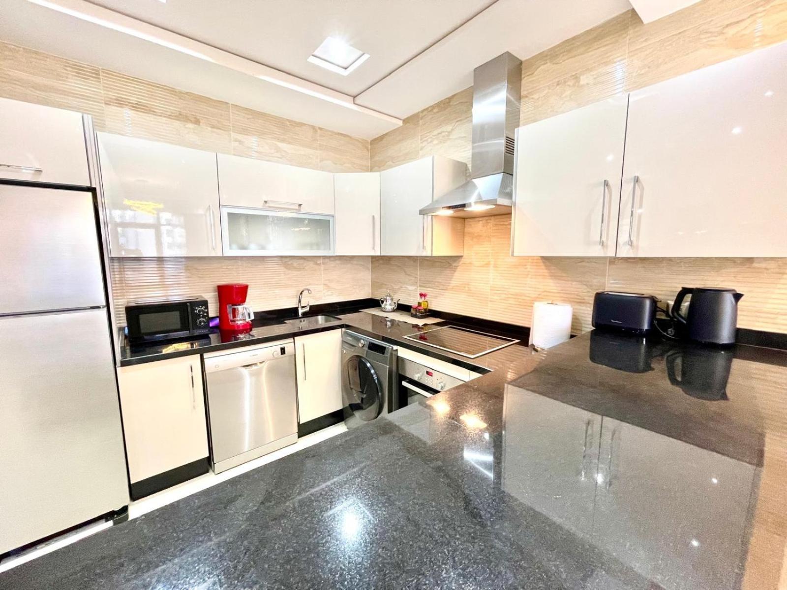 Modern Elegance With Sea Views In Central Tangier - Steps To Beach, Train And Attractions! Eksteriør billede